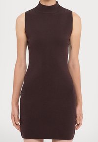 Figurformad ärmlös klänning i mörkbrunt, med hög halsringning och slät yta som följer kroppen utan ytterligare dekorationer.
