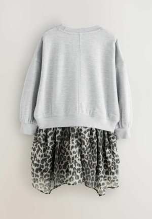 Grauer Hoodie mit lockerer Passform und strukturiertem Stoff, kombiniert mit einem geschichteten, durchsichtigen Rock mit einem schwarz-grauen Leopardenmuster.