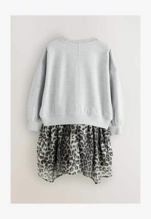 Szürke, laza szabású pulóver texturált anyagból, amelyhez egy réteges, áttetsző szoknya társul, fekete és szürke leopárdmintával.