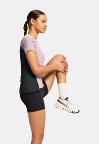On PERFORMANCE - Sports T-shirt - mauve   lead