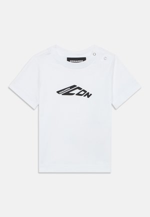 Vit bomullströja med korta ärmar, med en svart logotyp och design på framsidan samt tryckknappar på axeln för enkel påklädning.