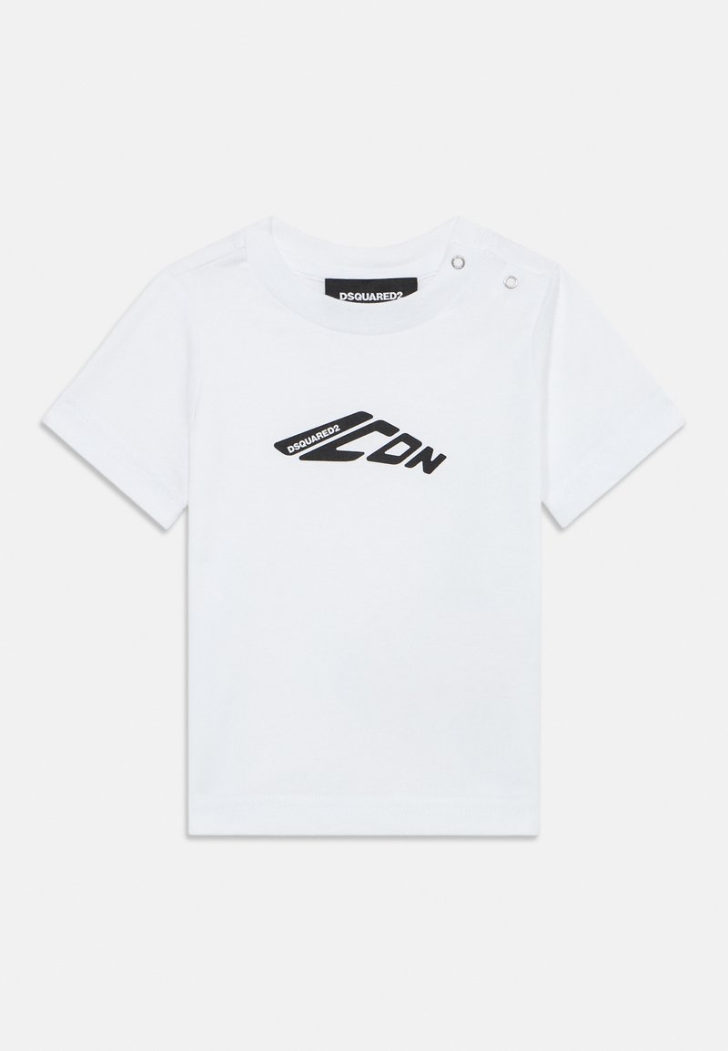 Weißes Baumwoll-T-Shirt mit kurzen Ärmeln, das auf der Vorderseite ein schwarzes Logo und Design aufweist sowie Druckknöpfe an der Schulter für ein einfaches An- und Ausziehen.
