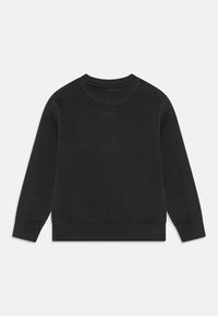 Μαύρη φούτερ μπλούζα με μακρύ μανίκι, στρογγυλή λαιμόκοψη και ριμπ μανσέτες. Μαλακή υφή και μινιμαλιστικός σχεδιασμός, χωρίς ορατά λογότυπα ή σχέδια.