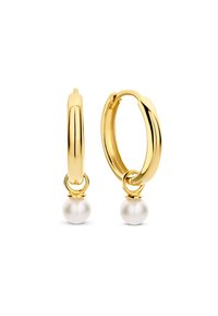 Boucles d'oreilles en or avec une texture lisse, présentant une petite perle blanche suspendue à chaque anneau. Un design élégant et contemporain.