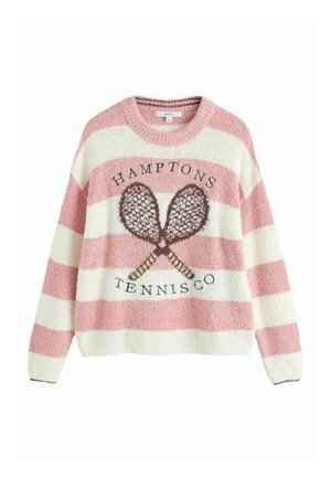 Rosa-weiß gestreifter Strickpullover mit gekreuzten Tennisschlägern und dem Text "Hamptons Tennis Co" auf der Vorderseite.