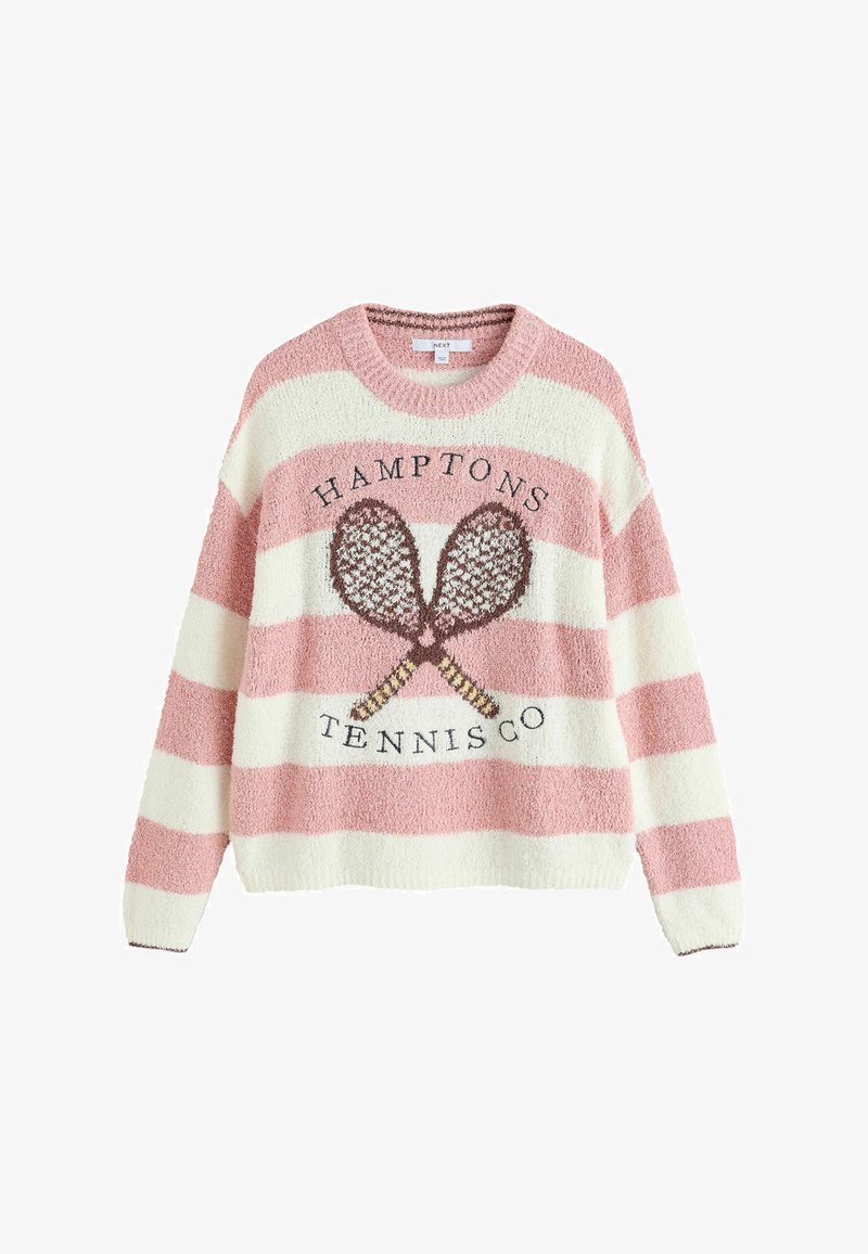 Pull tricoté rayé rose et blanc avec des raquettes de tennis croisées et le texte "Hamptons Tennis Co" sur le devant.