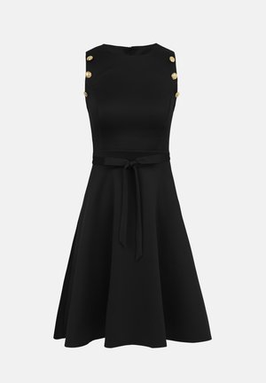 Robe noire sans manches en ligne A avec des boutons dorés aux épaules et une ceinture nouée à la taille, présentant un col rond et une fermeture éclair au dos.