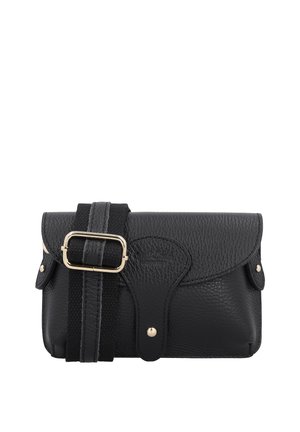 Schwarze strukturierte Leder-Umhängetasche mit Klappe, goldfarbenem Druckknopf und verstellbarem Riemen mit goldener Schnalle.