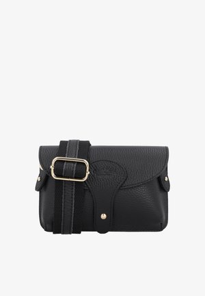 Sac bandoulière en cuir noir texturé avec fermeture à rabat, bouton pression doré et sangle réglable avec boucle dorée.