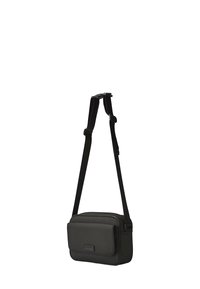 Crna pravokutna crossbody torba s podesivim remenom za rame i prednjim džepom s preklopom na bijeloj pozadini.