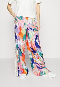 Pantalones de pierna ancha coloridos con un patrón abstracto mezclado en tonos de rosa, azul, verde y naranja, confeccionados con una tela suave y ligera.