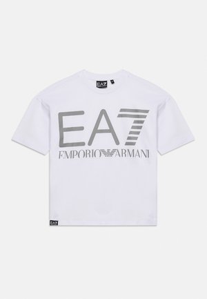 Hvid T-shirt med korte ærmer med stor grå "EA7" og "EMPORIO ARMANI" tekst trykt på midten foran.
