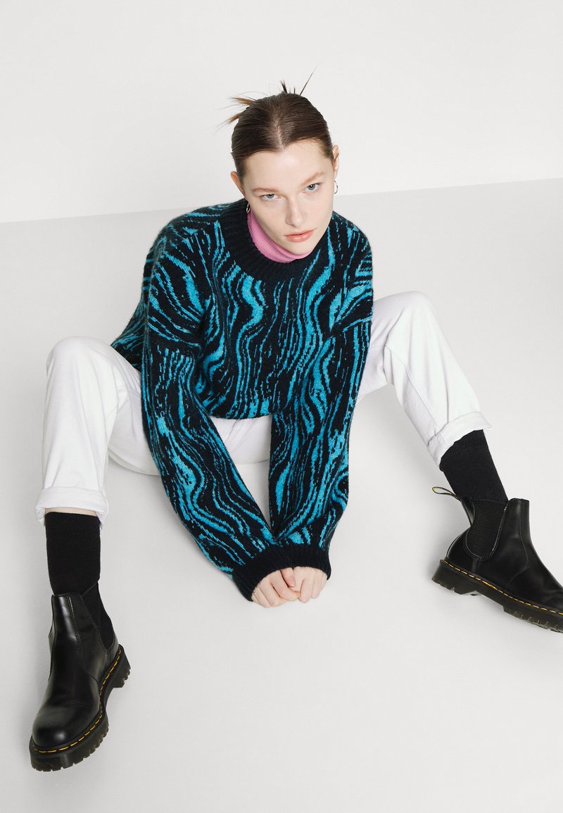 Damen Strickjacken | Monki Strickpullover partywood blue/blau - VT90452 Damen Strickjacken | Monki Strickpullover partywood blue/blau - VT90452