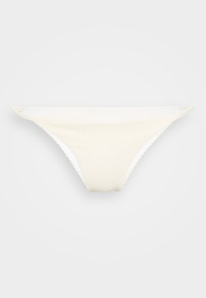 Bikini bottom a coste, di un leggero color crema, con una silhouette a vita bassa e tessuto texture, caratterizzato da una fodera bianca e un design con copertura minima.