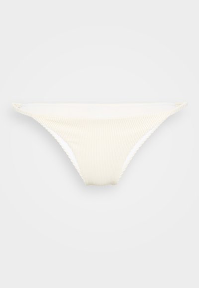 Geribbelde, lichtcrème bikinionderkant met een low-rise silhouet en textuurstof, met witte voering en een minimalistisch dekkingontwerp.