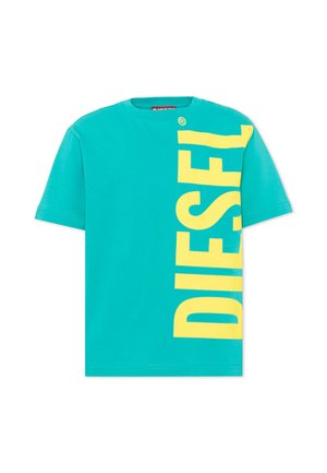 T-shirt turchese a maniche corte con grande stampa verticale gialla "DIESEL" sul lato destro e scollo rotondo.