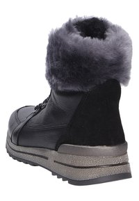 Botte en cuir noir et en daim avec une bordure en fausse fourrure de couleur gris foncé, une semelle plate-forme texturée et un design élégant. Détail de fermeture éclair sur le côté inclus.