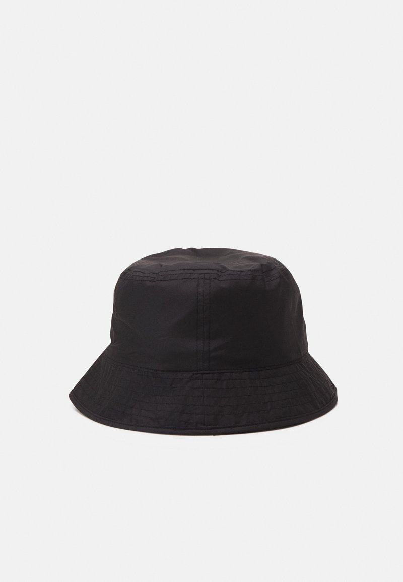 Chapeau bob en tissu noir avec coutures cousues et bord légèrement évasé, présenté sur un fond uni gris clair.