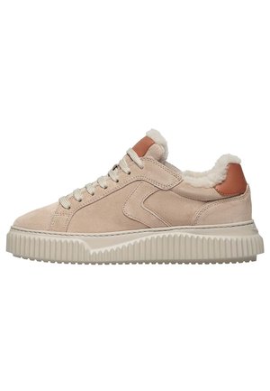 Beige Wildlederschuh mit einer strukturierten Gummisohle, kontrastierenden braunen Lederakzenten, flauschigem Fellfutter und klassischem Schnürdesign.