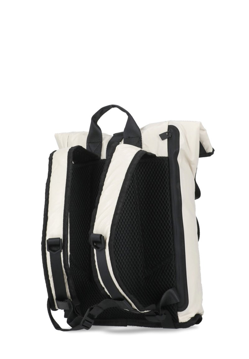 Zaino imbottito bianco e nero con pannello posteriore in rete, spallacci regolabili e maniglia superiore, mostrato da un angolo posteriore.