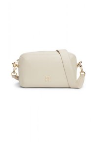 Krémová kabelka cez rameno z umelého kože, obdĺžnikový tvar, kovanie v zlatej farbe, nastaviteľný popruh, reliéfne logo na prednej strane, minimalistický dizajn.