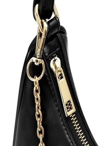 Borsa in pelle nera con hardware dorato, caratterizzata da una tracolla a catena, dettagli con zip e finitura testurizzata.