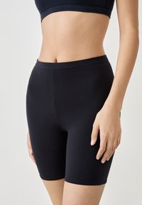 Schwarze, hoch taillierte Shorts aus dehnbarem Stoff mit einem einfachen Design, einem elastischen Bund und einer glatten Textur.