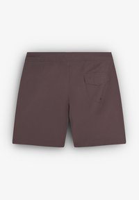 Shorts maro închis cu o textură netedă, dotate cu un buzunar pe spate cu clapetă și două cusături pe spate. Lungime până la mijlocul coapsei, design simplu.