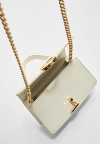 Stradivarius WITH A ROUND CLASP - Handbag - white