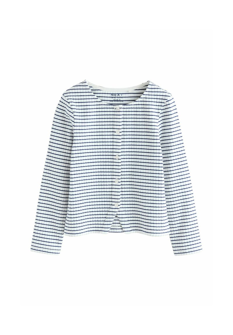 Top de manga larga a rayas en blanco con líneas horizontales en azul marino. Presenta un cuello redondeado, cierre de botones y un dobladillo ligeramente curvado.