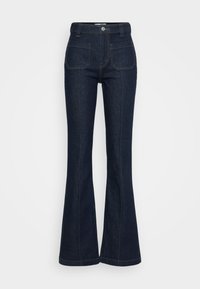 Dunkelblaue hochtaillierte Jeans mit vorderen aufgesetzten Taschen, Knopf- und Reißverschluss sowie ausgestellt geschnittenen Beinen auf hellem Hintergrund.