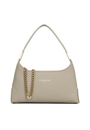 Sac à main en cuir taupe Lancaster Paris avec une petite bandoulière et un détail chaîne dorée décorative au centre devant.