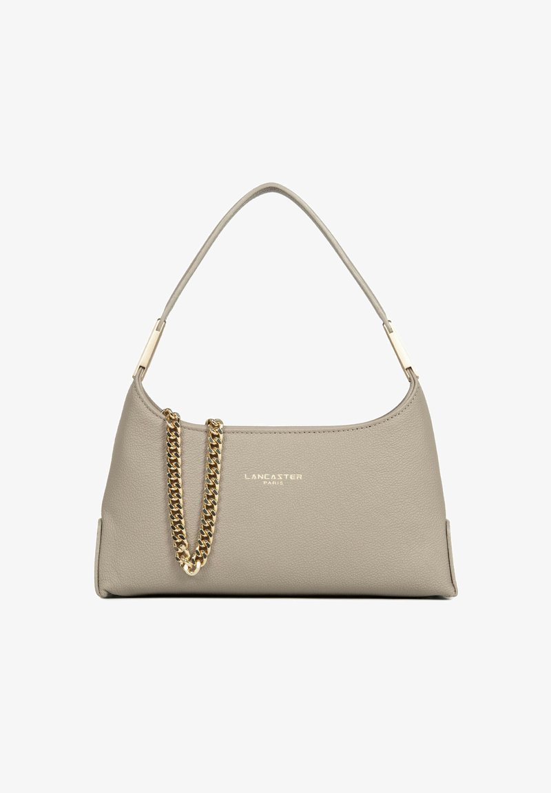 Sac à main en cuir taupe Lancaster Paris avec une petite bandoulière et un détail chaîne dorée décorative au centre devant.