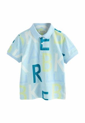 Blaues kurzärmliges Polo-Shirt mit großen, mehrfarbigen Buchstaben in Aqua, Grün und Weiß, mit einem einfarbigen blauen Kragen und einer Knopfleiste.