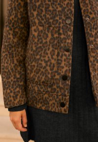 Next BRUSHED LONGLINE - REGULAR FIT - Bomberjacka - leopard