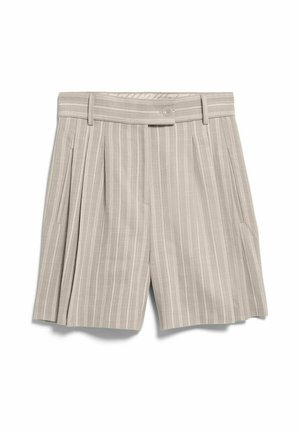 Short beige a vita alta con sottili righe bianche verticali, passanti per cintura, chiusura frontale con bottoni, tasche laterali e dettagli plissettati da un lato.