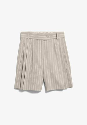 Short beige a vita alta con sottili righe bianche verticali, passanti per cintura, chiusura frontale con bottoni, tasche laterali e dettagli plissettati da un lato.