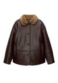 Veste en cuir marron avec un col en fausse fourrure, présentant une fermeture à boutons sur le devant, des poches latérales et une silhouette carrée.
