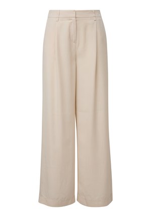 Beżowe spodnie szerokie o gładkiej tkaninie. Posiadają zakładki z przodu i prosty krój. Brak widocznych kieszeni lub zdobień.