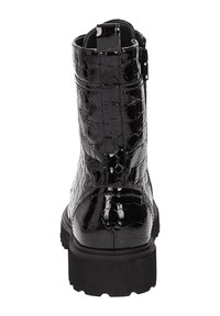 Bottine en cuir verni noir avec une texture crocodile, bout rond, semelle épaisse et détail de zip sur le côté. Fini poli et brillant.