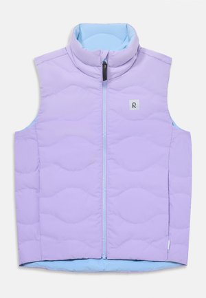 Gilet matelassé violet clair avec col haut, doublure intérieure bleue, fermeture éclair à l'avant et motif ondulé subtil sur le tissu. Patch logo à l'avant.