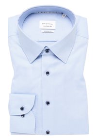 Helles, blaues Hemd aus strukturiertem Baumwollmaterial, mit modernem Schnitt, Button-Down-Kragen, dunklen Knöpfen und einem umgeschlagenen Manschettendetail.