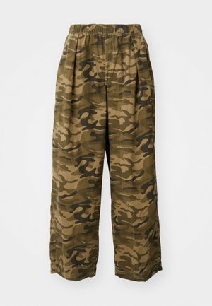 Camo-patroon broek in groene en bruine tinten, met een losse pasvorm, een elastische tailleband en rechte pijpen. Gemaakt van lichtgewicht stof.