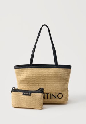 Bēša austā iepirkumu soma ar melnām rokturiem un apmali, kopā ar atbilstošu mazu maciņu ar melnu rāvējslēdzēju un Valentino logotipu.