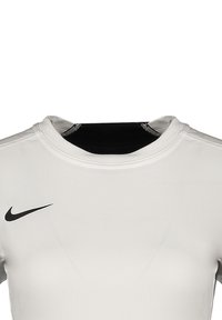 Maglietta sportiva bianca con scollatura rotonda e maniche corte, con il logo Nike nero sul lato sinistro. Tessuto liscio e traspirante.