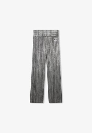 Pantaloni a gamba larga con una fantasia a righe bianche e nere, dotati di una vita elasticizzata con un piccolo etichetta logo sul davanti. Tessuto texturizzato.