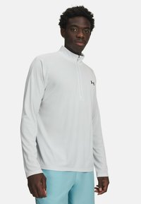 Unausgewählt, distant gray