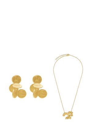 Gouden sieraden set met ronde oorbellen met getextureerde schijven en een bijpassende ketting met een hanger van vergelijkbare schijven.