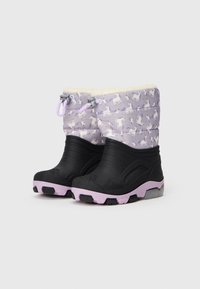 Botas de nieve con una base de goma negra y parte superior de piel sintética color lila, que presentan un patrón de oso polar y una parte superior ajustable para un ajuste ceñido.