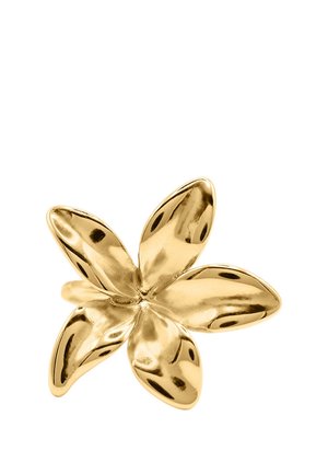 Bague métallique dorée en forme de fleur avec cinq pétales lisses et arrondis sur un fond blanc uni.